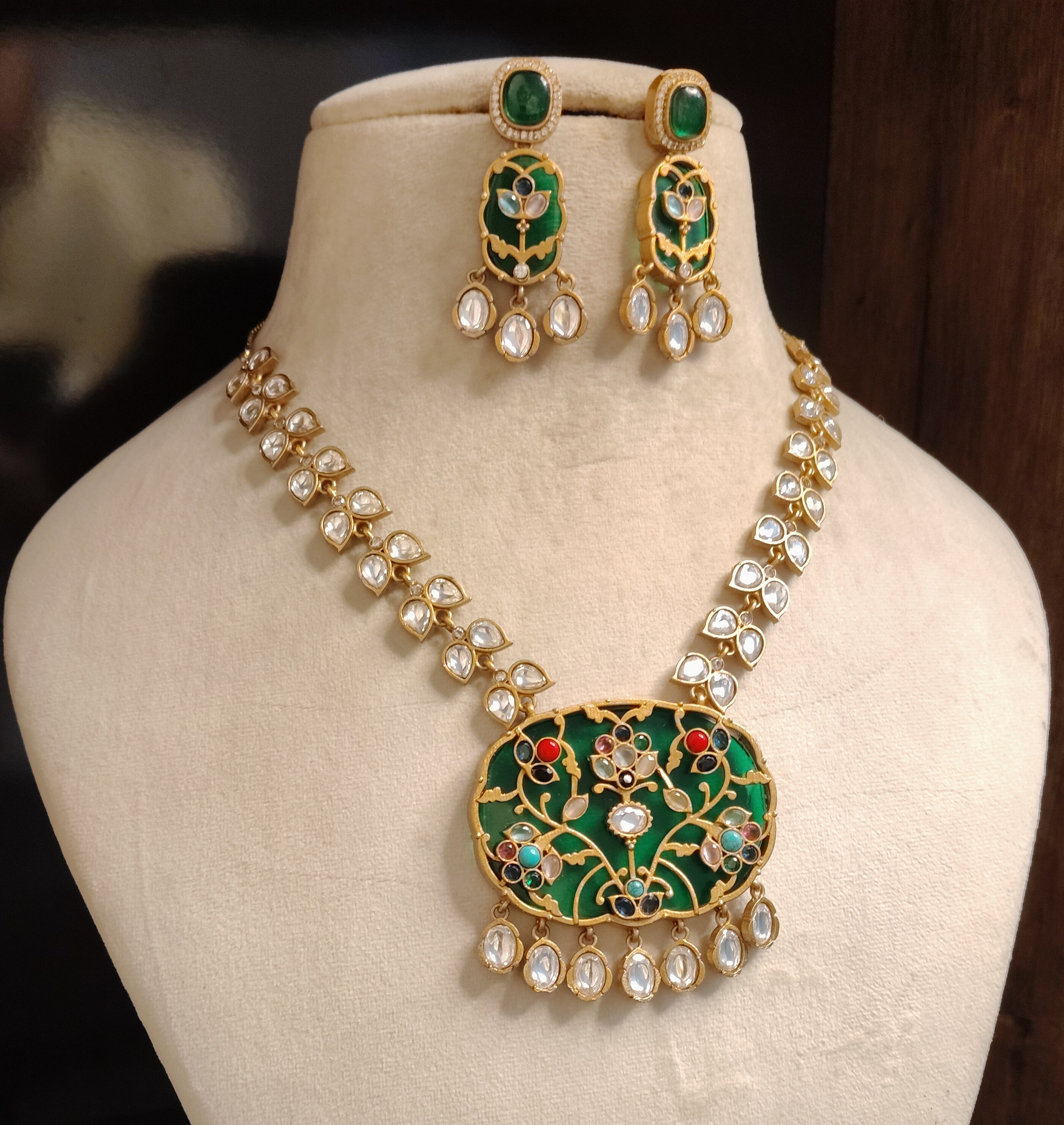 Raneem Emerald Green Royal Kundan Inlay Necklace Set Roz Jewellers.