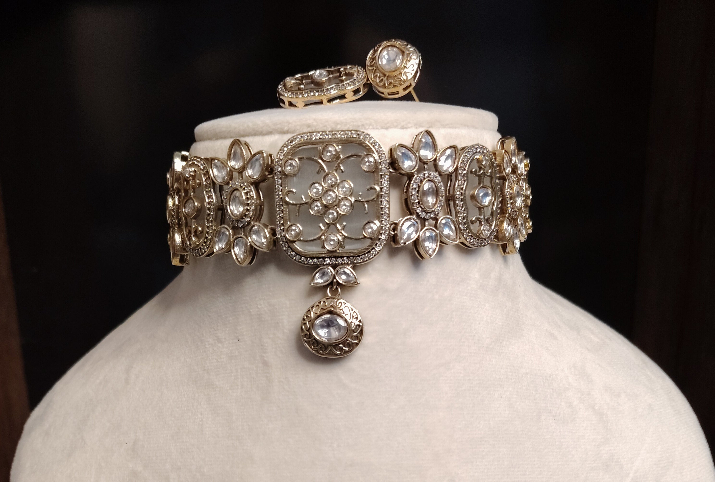 Nosheen Regal Pale Grey Kundan Choker Set With Matching Earrings Roz Jewellers.