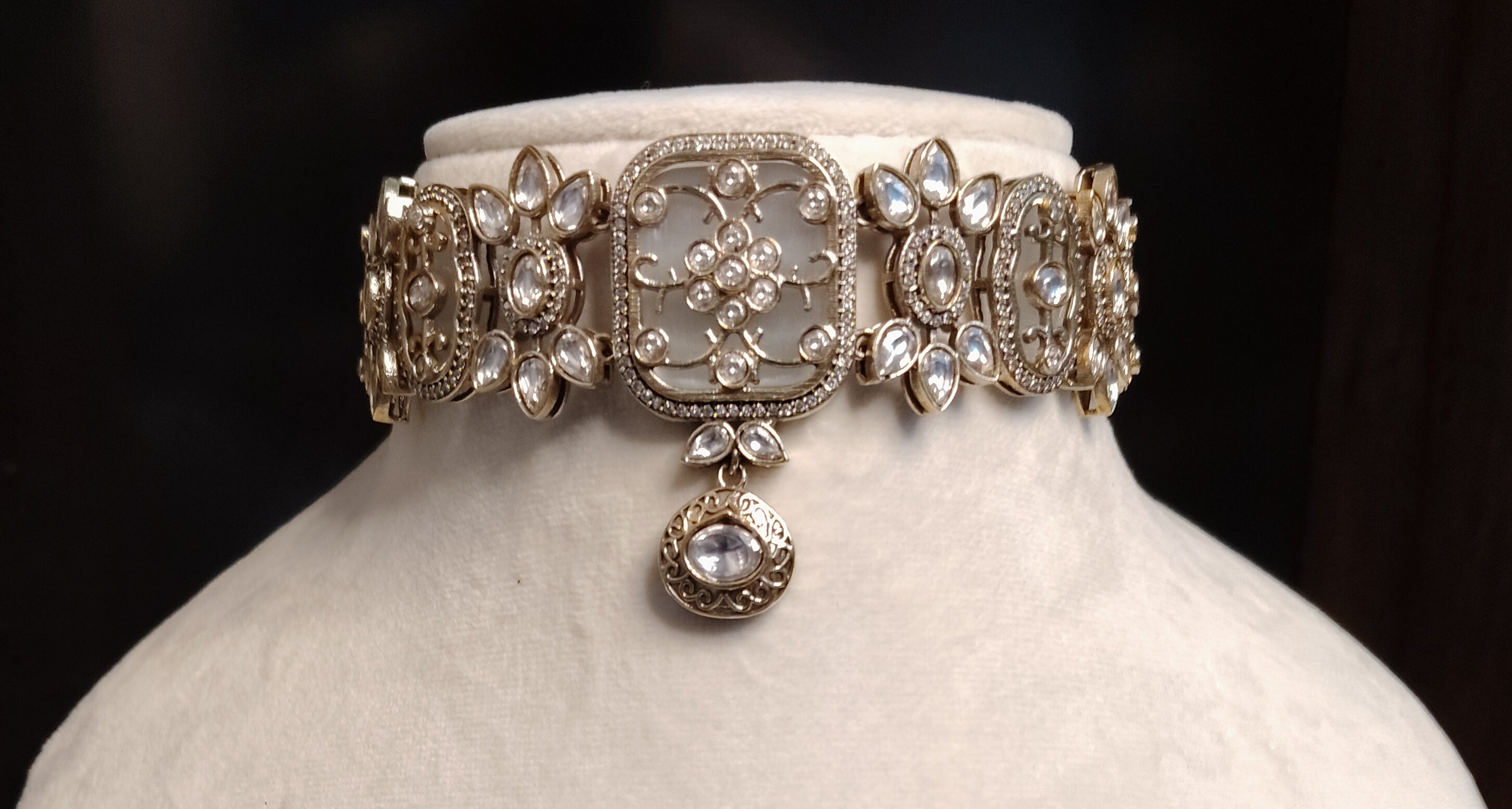 Nosheen Regal Pale Grey Kundan Choker Set With Matching Earrings Roz Jewellers.